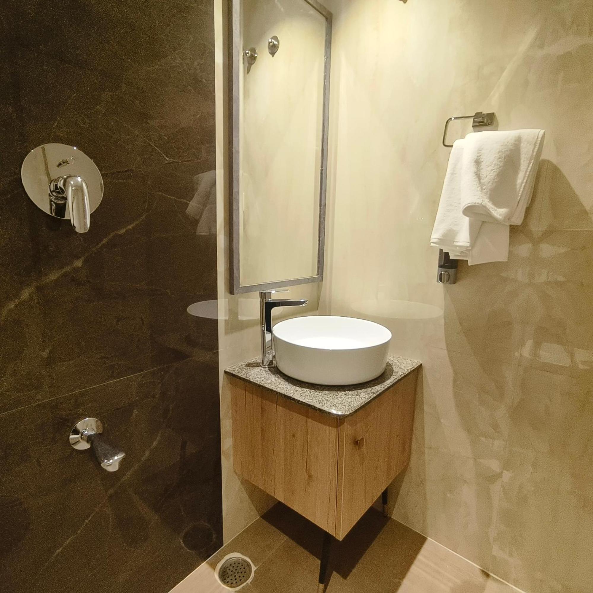 Olive Hotel Le Opera By Embassy Group บังกาลอร์ ภายนอก รูปภาพ